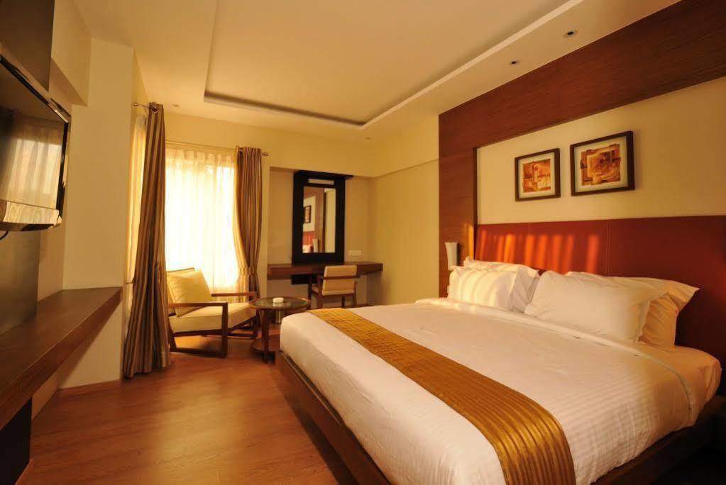 Jm Four Hotel Púna Kültér fotó